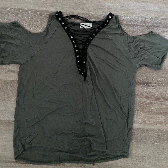 Shirt w/lace and “cold shoulder” - Picture 3 of 5